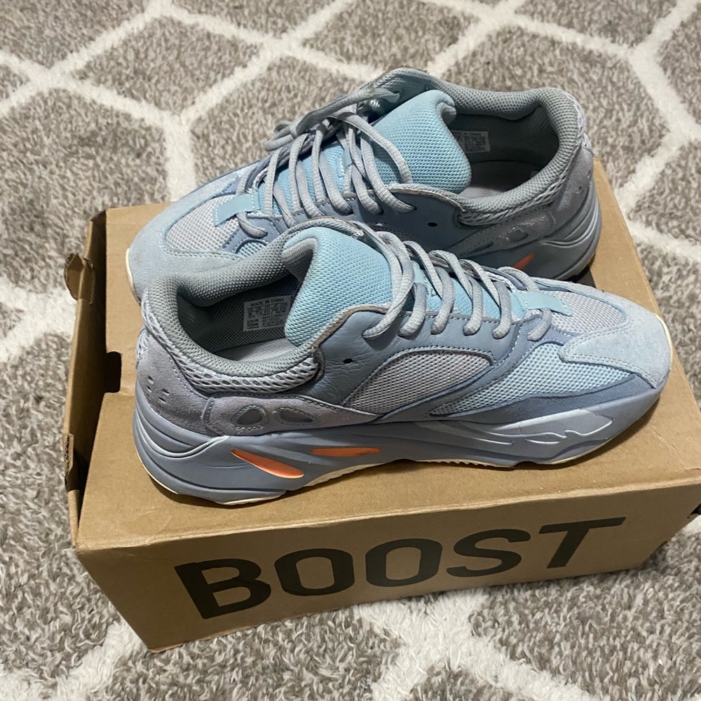 SOLD Yeezy 700